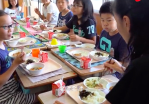 实拍日本学校午餐用餐过程，获全球家长高赞！（视频）-有绿卡